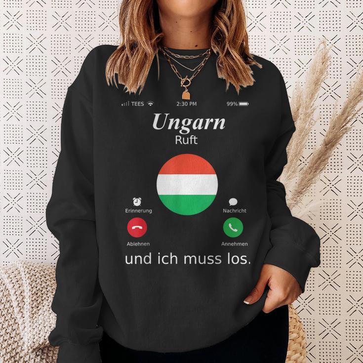 With Hungary Ruft Und Ich Muss Los Hungary Flag Sweatshirt Geschenke für Sie