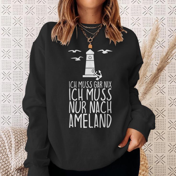 Ich Muss Gar Nix Ich Muss Nur Nach Ameland Sweatshirt Geschenke für Sie