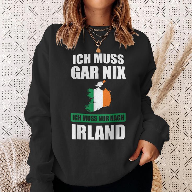 Ich Muss Gar Nix Ich Muss Nur Nach Ireland Sweatshirt Geschenke für Sie