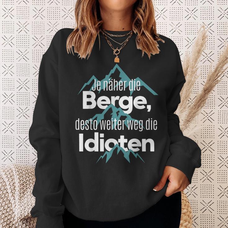 Je Nahher Die Berge Desto Weiter Weg Die Idioten Sweatshirt Geschenke für Sie