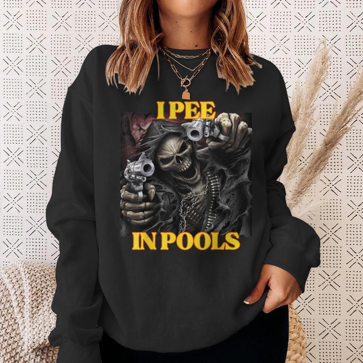 I Pee In Pools Cringe Hard Skeleton Meme Sweatshirt Geschenke für Sie