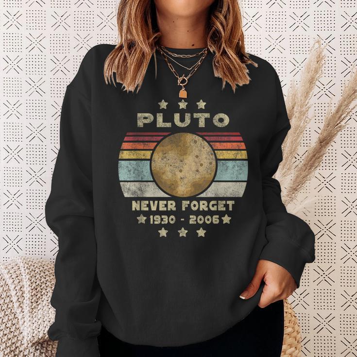 Pluto Never Forget Retro intage Retro Space Sweatshirt Geschenke für Sie