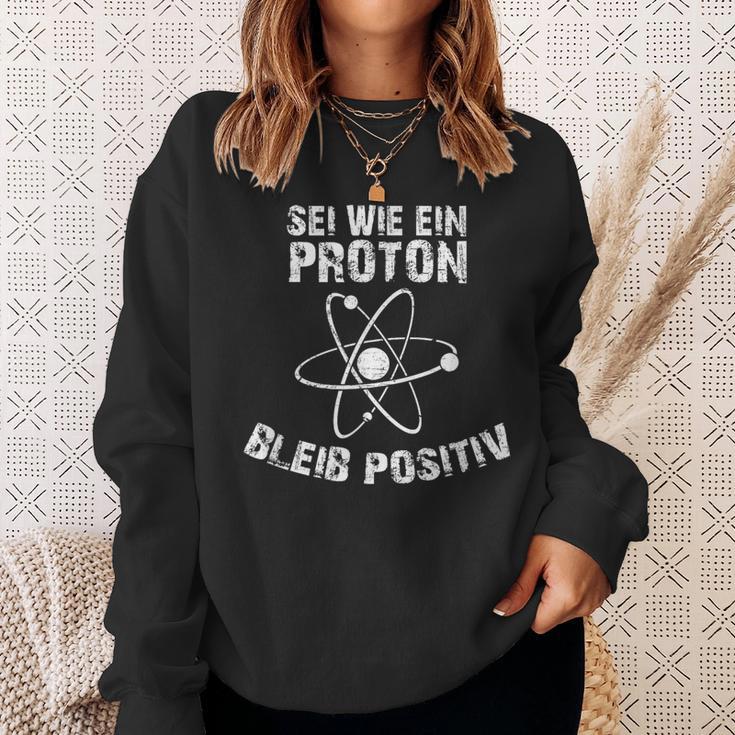 Sei Wie Ein Proton Bleib Positiv Electrics Physics Sweatshirt Geschenke für Sie