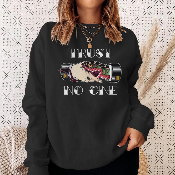 Trust No Oneintage Snake Handshake Sweatshirt Geschenke für Sie