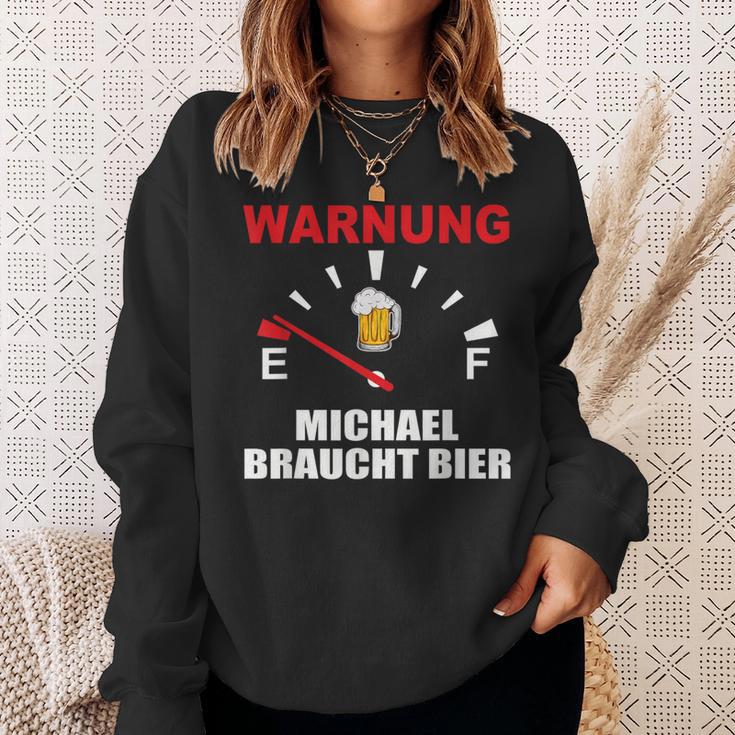 Warning Michael Braucht Bier Sweatshirt Geschenke für Sie