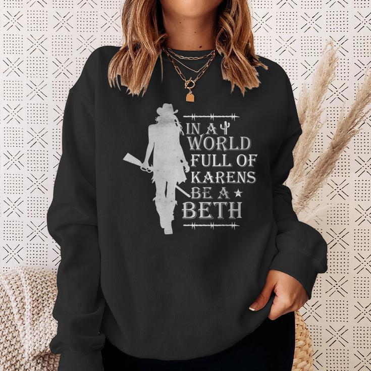 In A World Full Of Karens Be A Beth Sweatshirt Geschenke für Sie