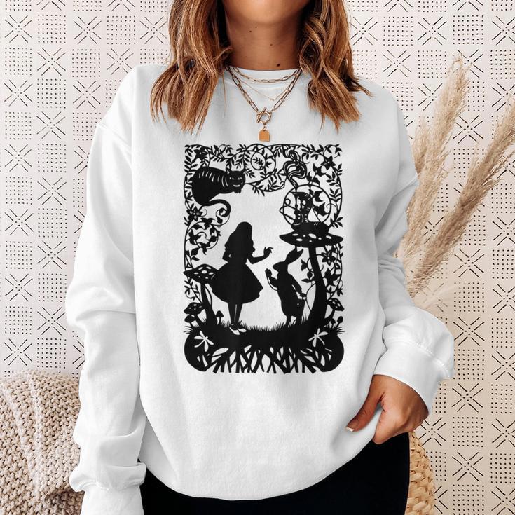 Alice In Wonderland With Cat And Rabbit S Sweatshirt Geschenke für Sie