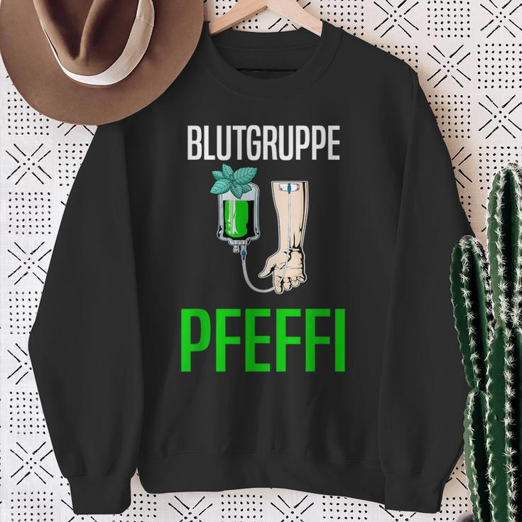 With Blutgruppe Pfeffi Peppermint Suff Saufen Peppermint Liqueur Sweatshirt Geschenke für alte Frauen