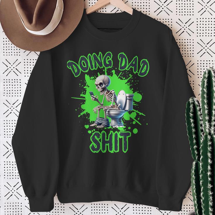 Dad Skelett Doing Dad Shit Lustiger Totenkopfatertag Sweatshirt Geschenke für alte Frauen