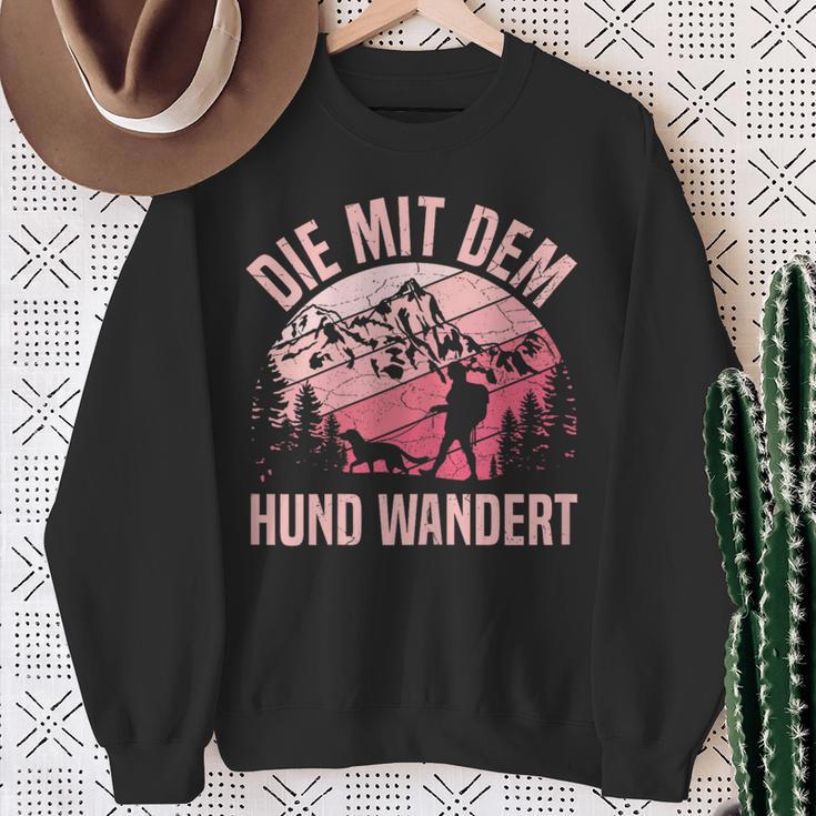 Die Mit Dem Hund Wandert Bergsteiger Berge Dog Lovers Sweatshirt Geschenke für alte Frauen