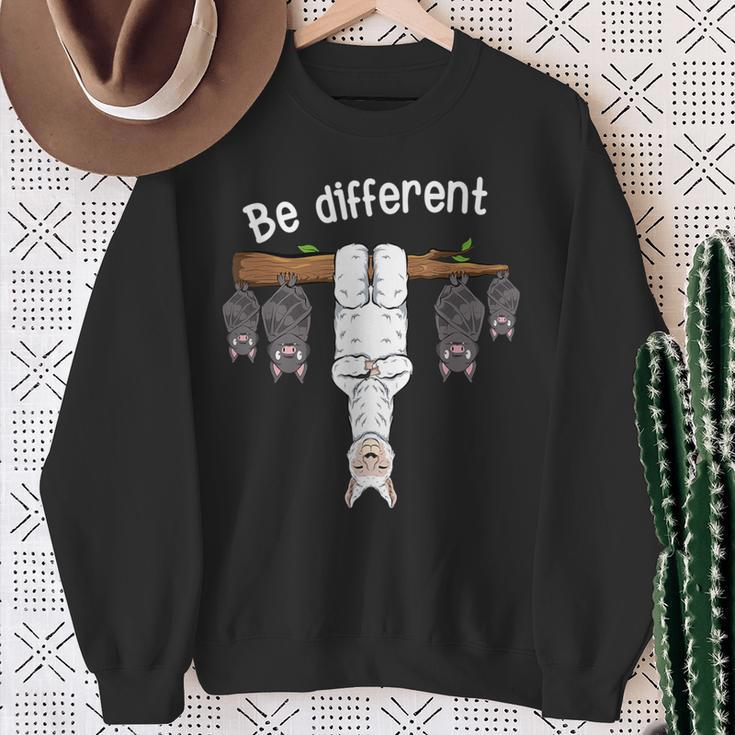 Be Different Alpaca Lama And Bats Sweatshirt Geschenke für alte Frauen