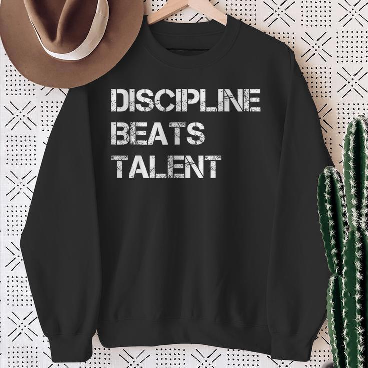 Discipline Beats Talent Sweatshirt Geschenke für alte Frauen