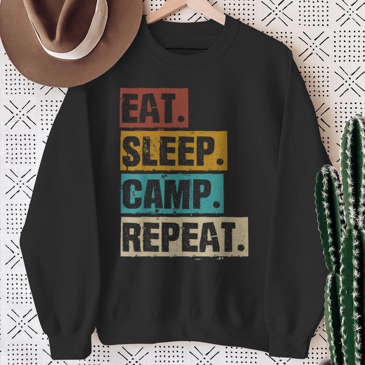 Eat Sleep Camp Repeat -Intage Outdoor Camping Camper Sweatshirt Geschenke für alte Frauen