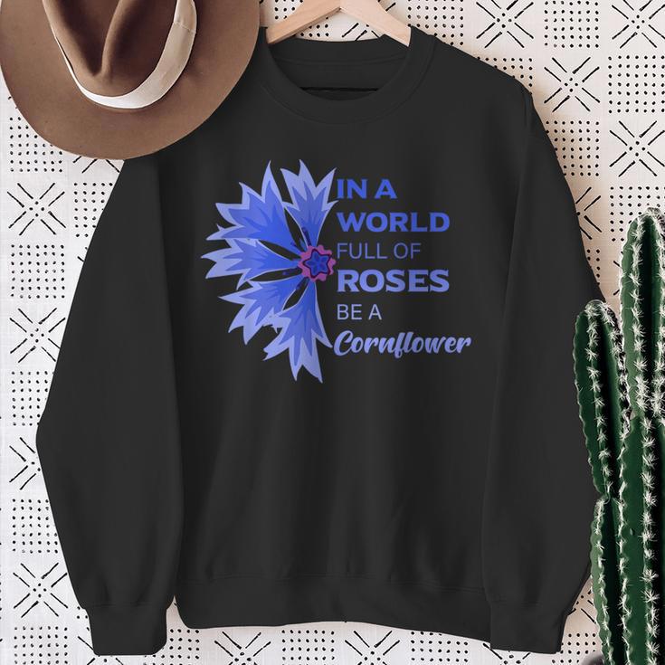 In Einer Weltoller Roses Sei Ein Kornblume In A World Full S Sweatshirt Geschenke für alte Frauen