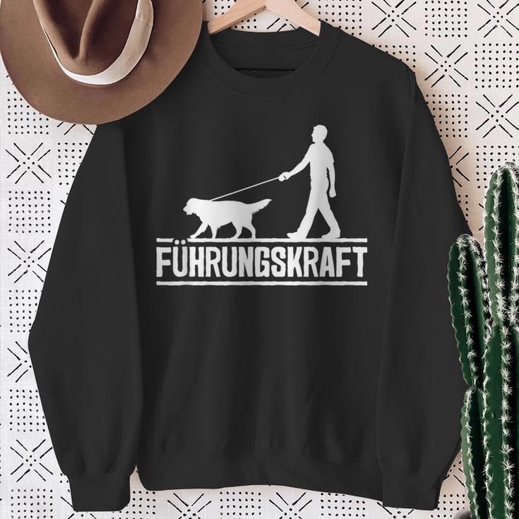 Führungskraft Dog Leading Dog Owner Dog Lover Sweatshirt Geschenke für alte Frauen