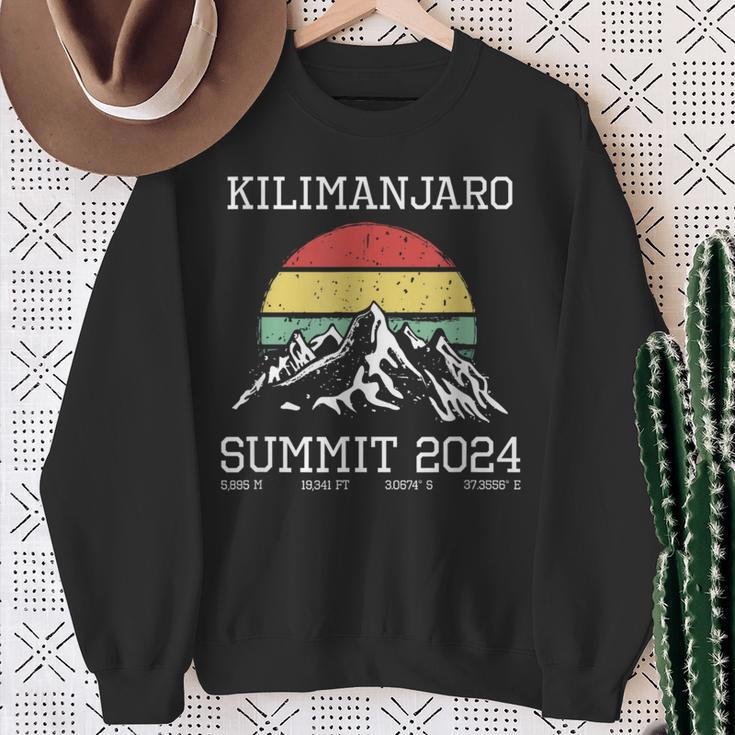 Gipfel Kilimanjaro 2024 Hiking Tanzania Retro Sweatshirt Geschenke für alte Frauen