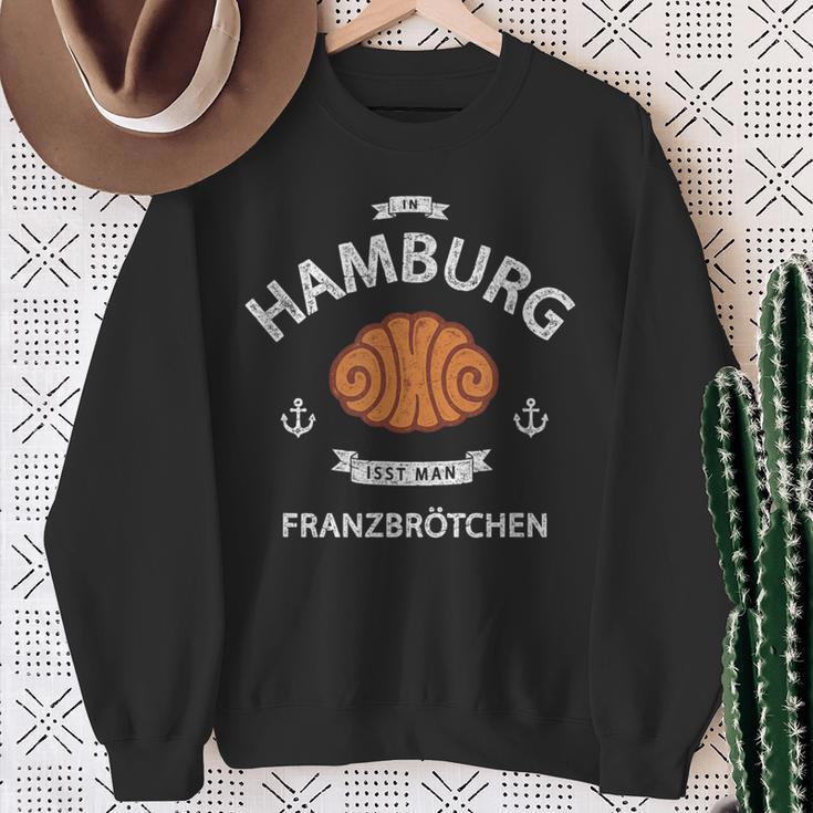 In Hamburg Isst Man Franzbrötchen Nordlicht Idea Sweatshirt Geschenke für alte Frauen