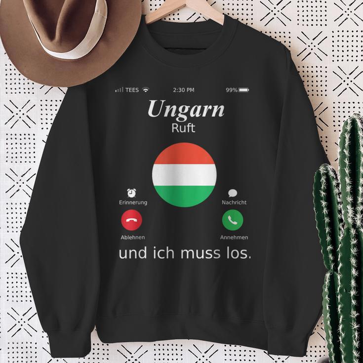 With Hungary Ruft Und Ich Muss Los Hungary Flag Sweatshirt Geschenke für alte Frauen