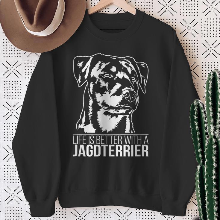 Hunting Terrier Life Is Better Slogan Dog Sweatshirt Geschenke für alte Frauen