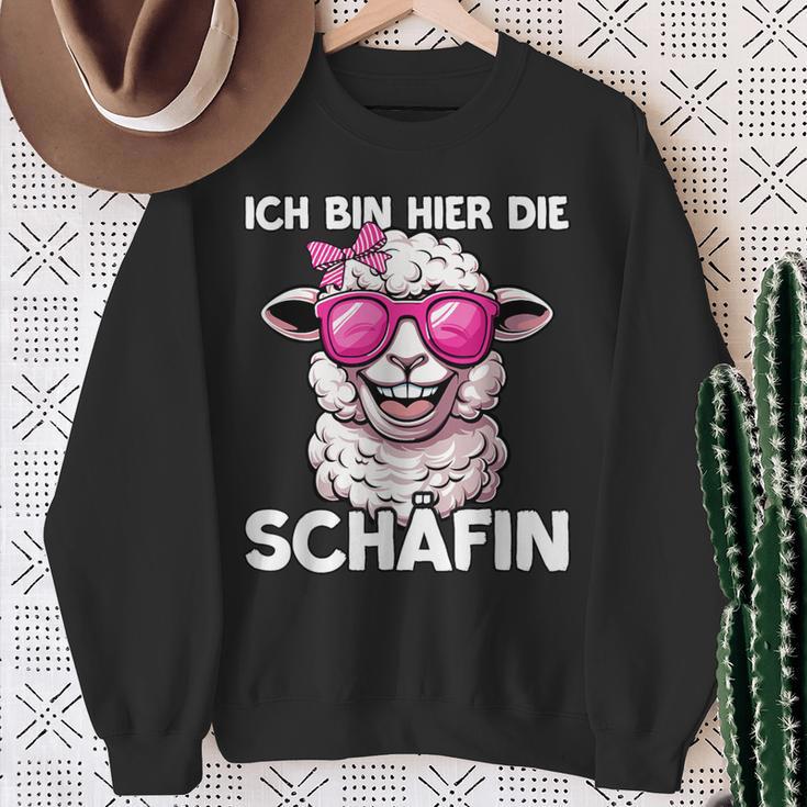 Ich Bin Hier Die Schäffin Sweatshirt Geschenke für alte Frauen