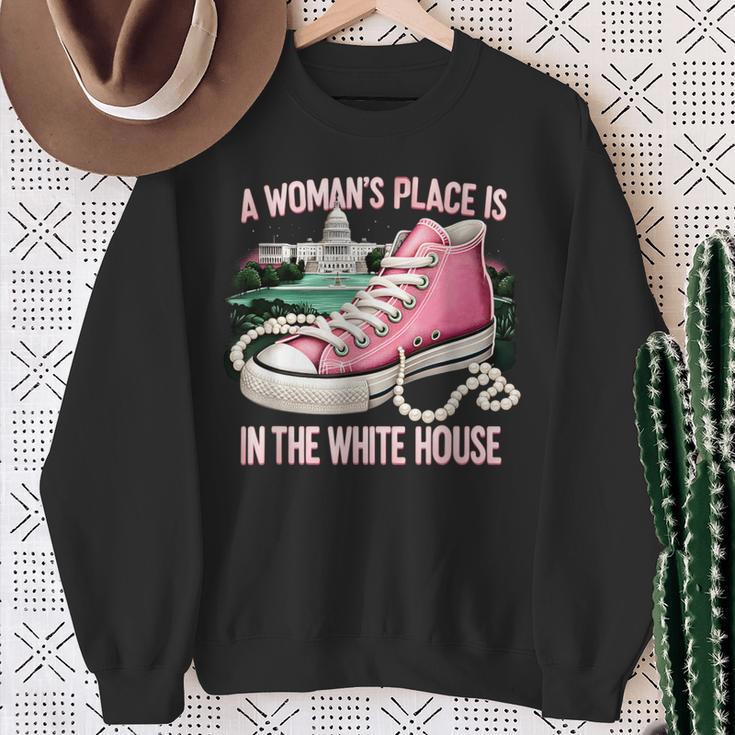 Kamala Harris Der Platz Einer Frau Ist Im Weißen Haus German Sweatshirt Geschenke für alte Frauen