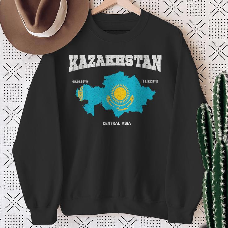 Kazakh Flag And Map Kazakhstan Coordinates Sweatshirt Geschenke für alte Frauen