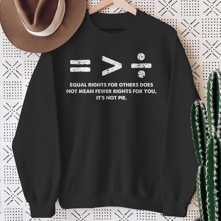 L'égalité Est Plus Grande Que Les Symboles De Division Sweater e Cadeaux pour les femmes âgées