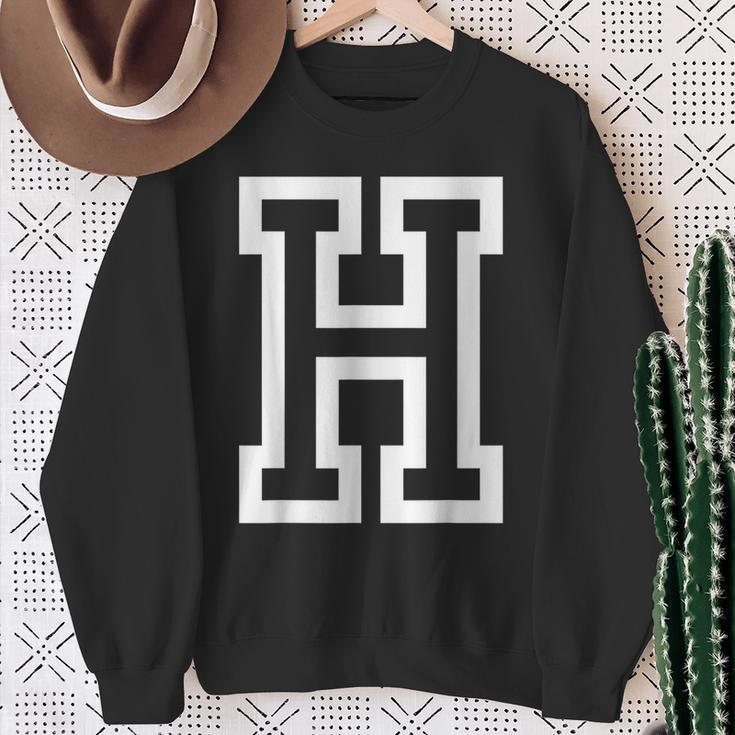 Letter H Bold Outline In Large Sweatshirt Geschenke für alte Frauen