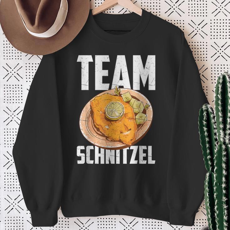 Lieblingsessen Team Schnitzel Sweatshirt Geschenke für alte Frauen