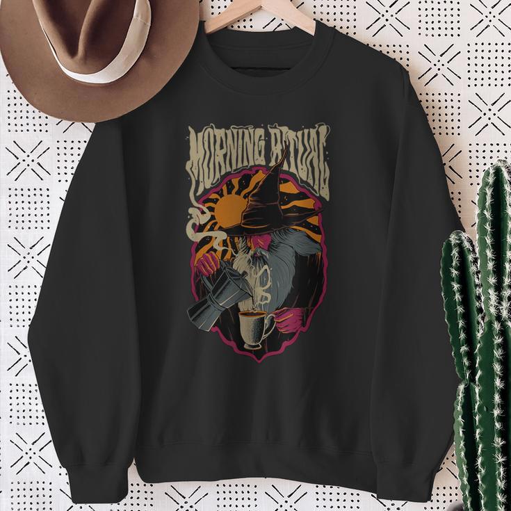 Morgenritual Zauberer Kaffeeliebhaber Mystische Hexe Sweatshirt Geschenke für alte Frauen