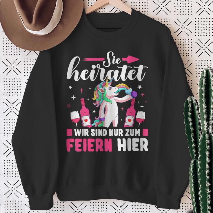 Sie Heiratet Wir Sind Nur Zum Feiern Hier Team Sweatshirt Geschenke für alte Frauen