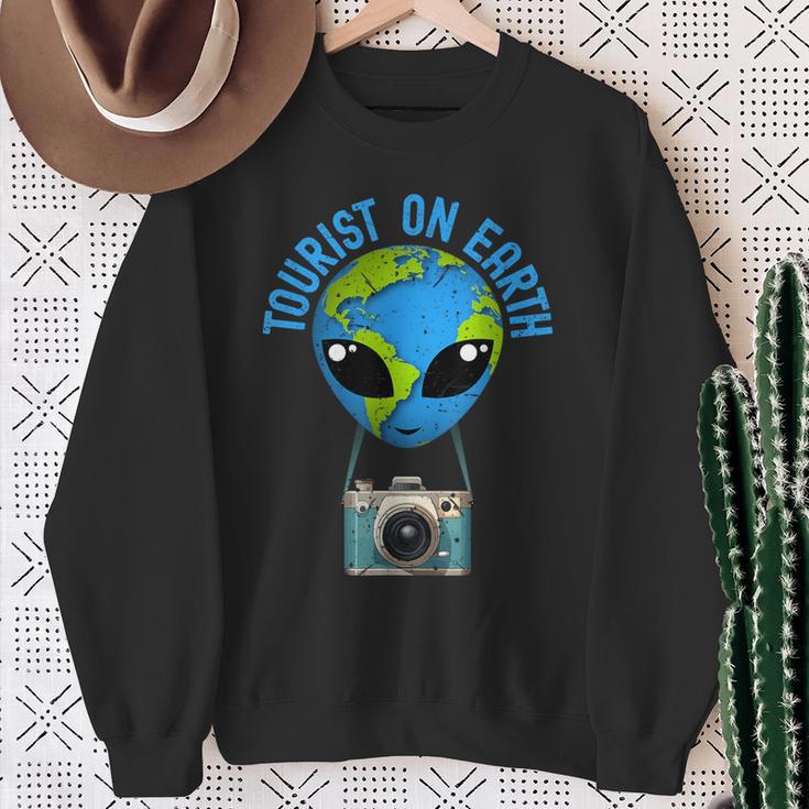 TouristDer Tourist On Earth Alien Earth Day Bevorzugt Den Tag Der Erde Sweatshirt Geschenke für alte Frauen