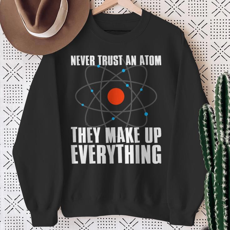 Traue Niemals Einem Atom Sie Erfinden Alles Science Sweatshirt Geschenke für alte Frauen