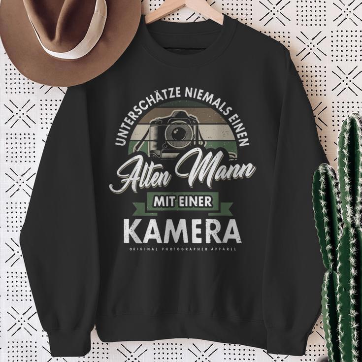 Underschätze Niemal Einen Alten Mann Mit Kamera Photographer Sweatshirt Geschenke für alte Frauen