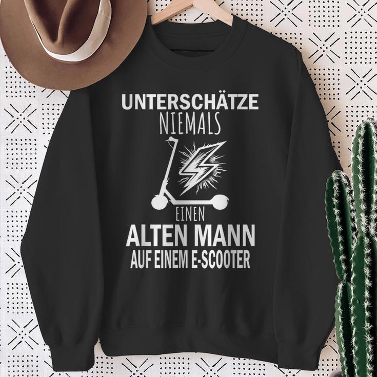 Unterschätze Niemals Einen Alten Mann Auf Einem E-Scooter Sweatshirt Geschenke für alte Frauen