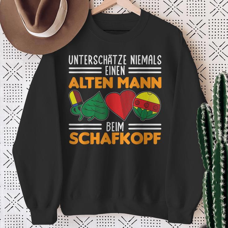 Unterschätze Niemals Einen Alten Mann Beim Schafkopf Sweatshirt Geschenke für alte Frauen