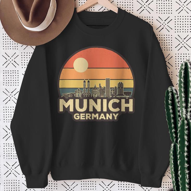 Vintage Munich Skyline Sweatshirt Geschenke für alte Frauen