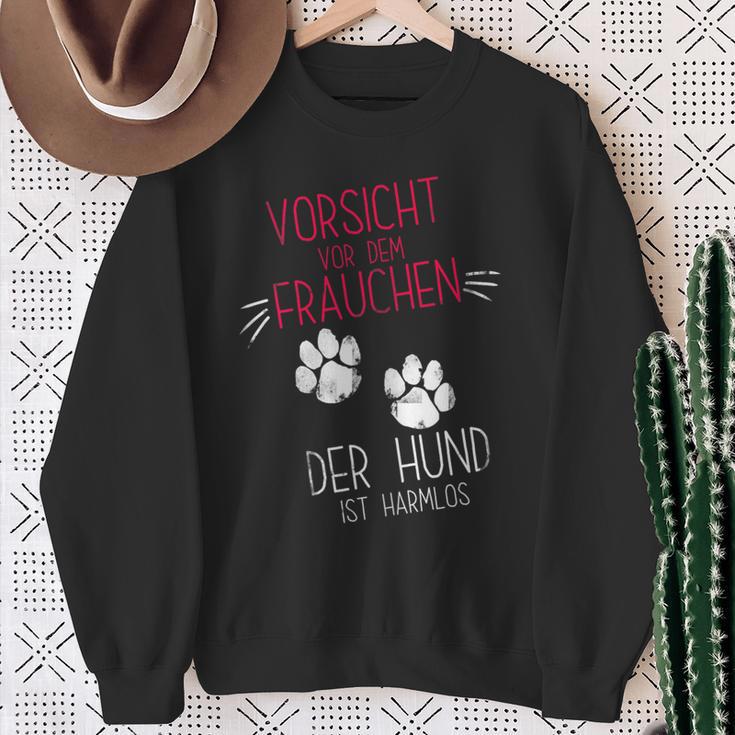 Vorsichtor Dem Frauchen Der Hund Ist Harmlos Gassi Sweatshirt Geschenke für alte Frauen