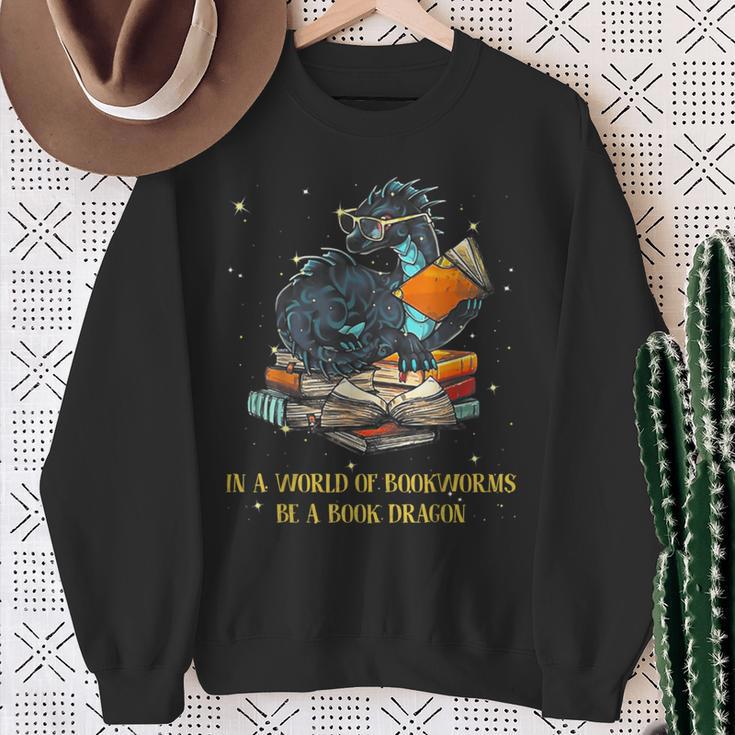 In A World Full Of Bookworms Be A Book Dragon Sweatshirt Geschenke für alte Frauen