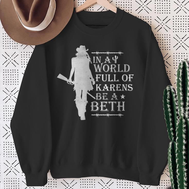 In A World Full Of Karens Be A Beth Sweatshirt Geschenke für alte Frauen