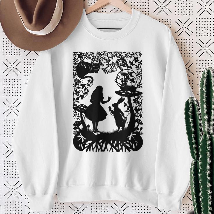 Alice In Wonderland With Cat And Rabbit S Sweatshirt Geschenke für alte Frauen