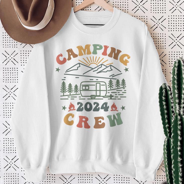 Camping Crew 2024 Familienpassender Sommertrip Camp Retro Sweatshirt Geschenke für alte Frauen