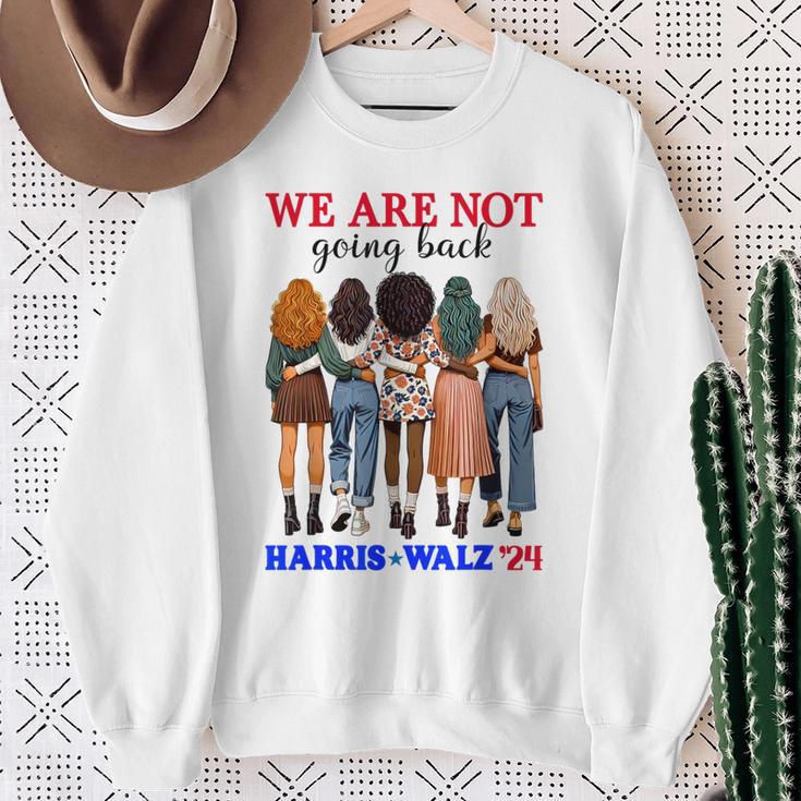 We Don't Go Back Harris Walz 24 Kamala Harris Tim Waltz Sweatshirt Geschenke für alte Frauen