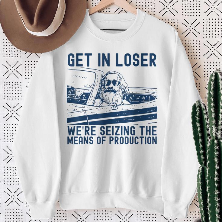 With Karl Marx Get In Loser Wir Ergreifen Die Produktionmittel Sweatshirt Geschenke für alte Frauen