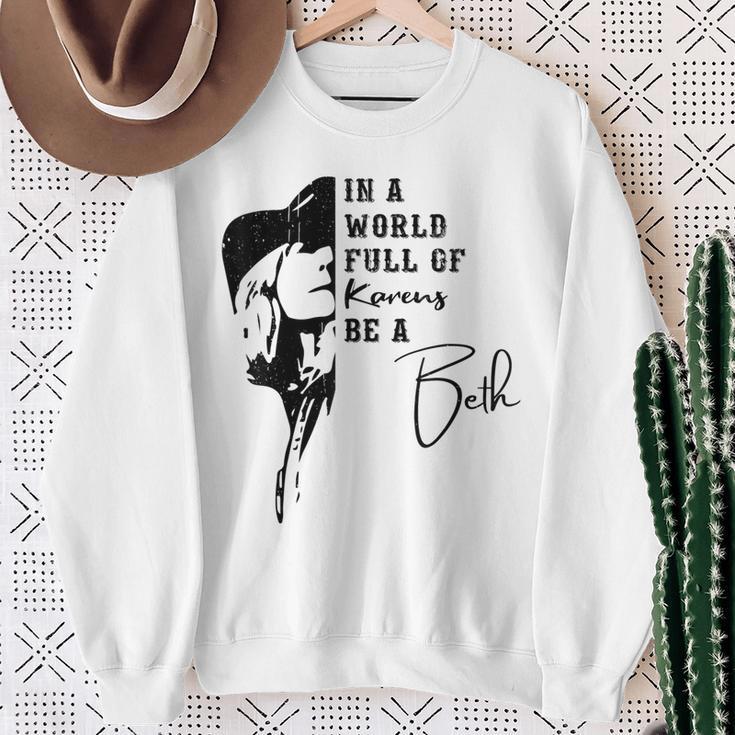 Ladies In A World Full Of Karens Be A Bethintage Sweatshirt Geschenke für alte Frauen