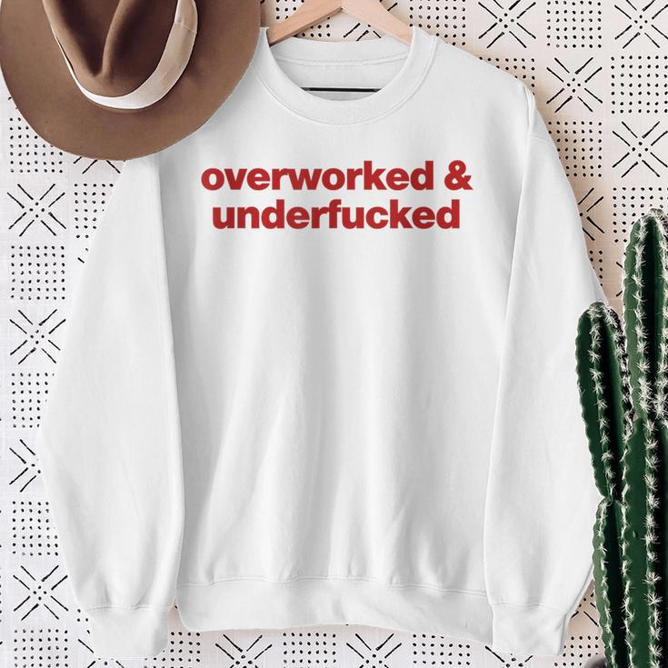 Overworked And Underfucked Sweatshirt Geschenke für alte Frauen