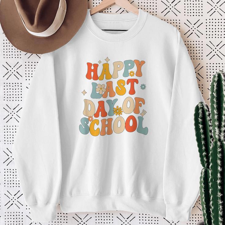 Retro Happy Last Day Of School End Of School Out Sweatshirt Geschenke für alte Frauen