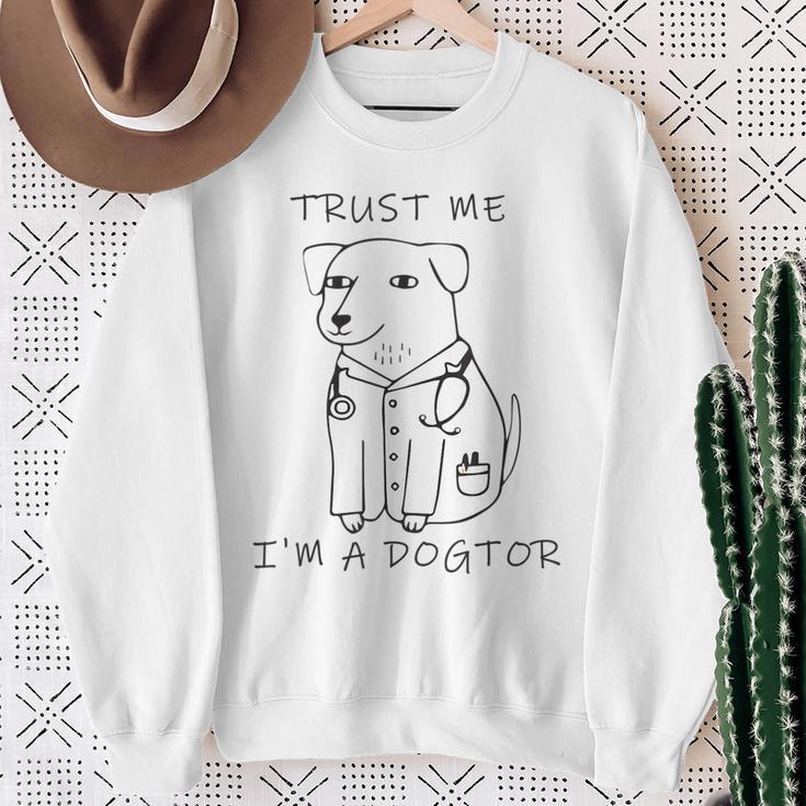 Vertrau Mir Ich Bin Ein Dogtor Sweatshirt Geschenke für alte Frauen