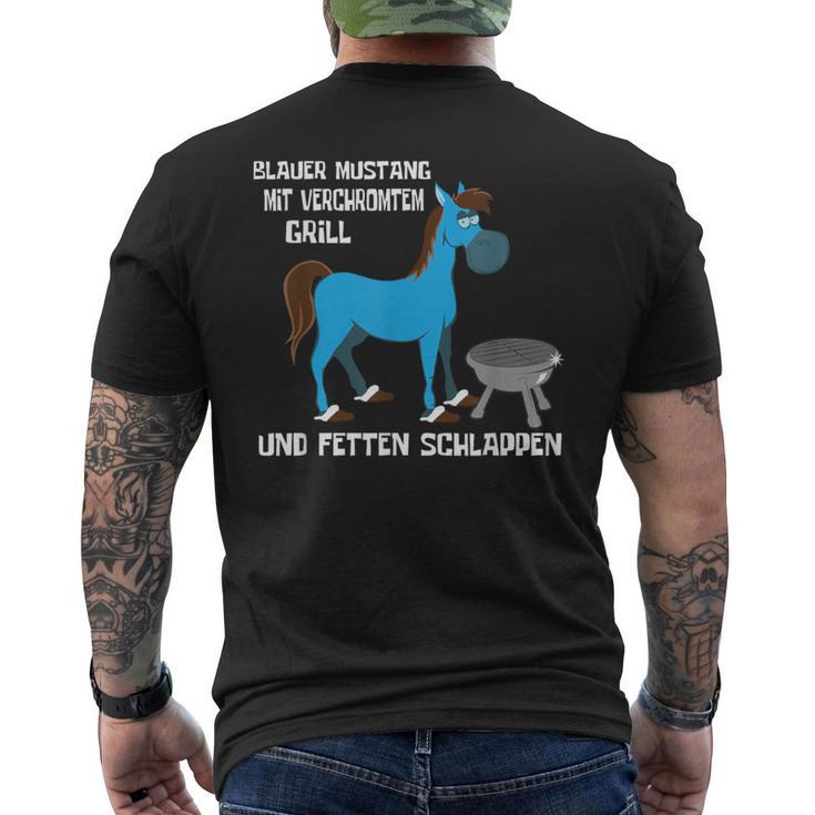 Blauer Mustang Miterchromtem Grill Und Fetten Schlappen T-Shirt mit Rückendruck