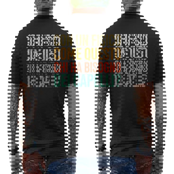 Con Un Fisico Come Questo Chi Ha Bisogno Dei Capelli Pelato T-shirt da uomo con stampa posteriore